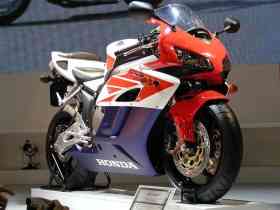 Honda CBR1000RR (900x675 137kb)